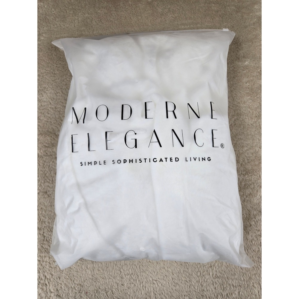 Moderne Elegance White Fleece Bathrobe Plush Belted Loungewear Spa Robe One Size